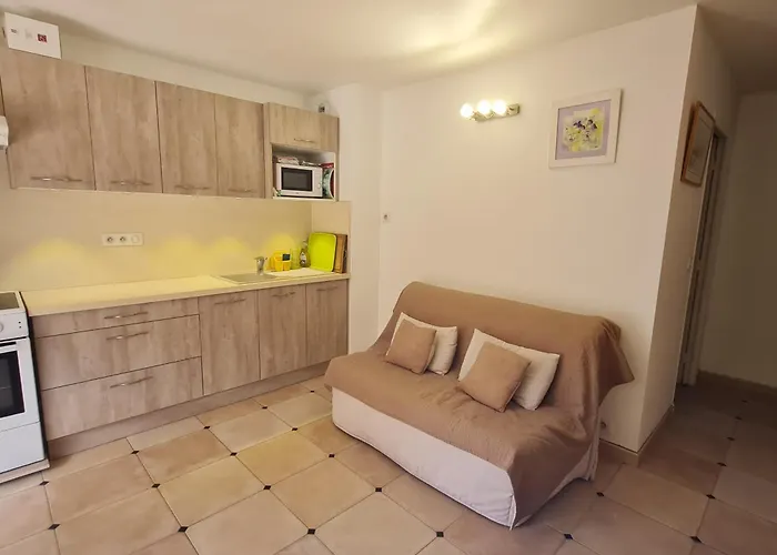 Coin-nuit Avec Balcon Et Parking à - Fr-1-780-41 *